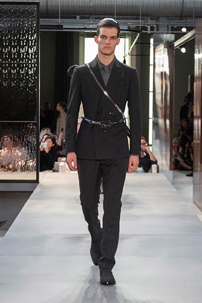 تصاميم راقية بلمسة جريئة ... اليك مجموعة Ricardo Tisci الأولى لدار Burberry